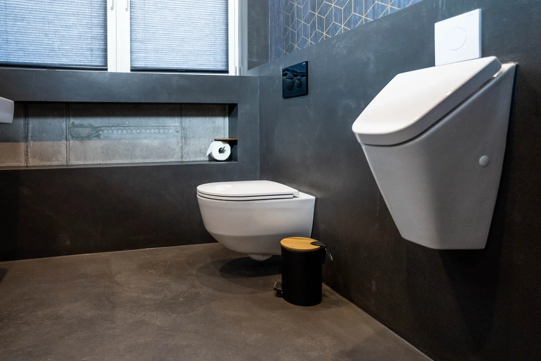 Fertig saniertes Gäste-WC in Betonoptik mit wandhängendem WC
