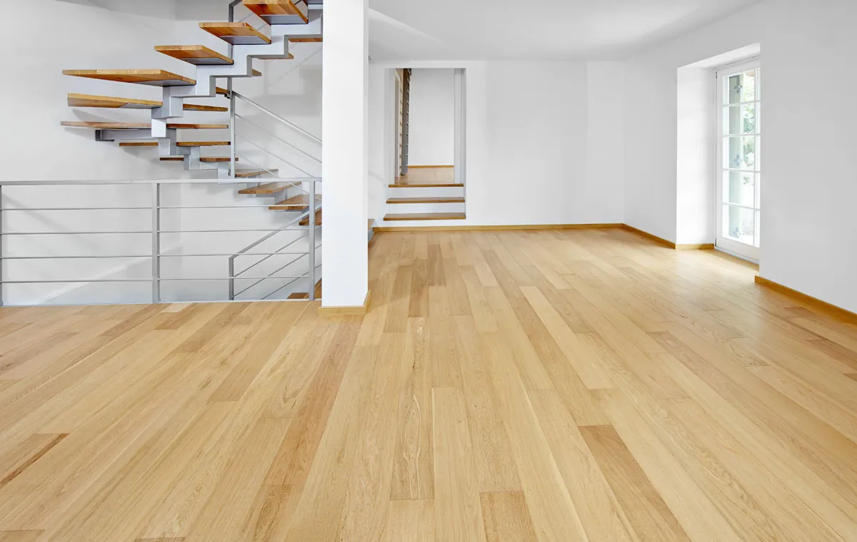 Frisch verlegter Eichenboden in einem hellen Raum mit Treppe