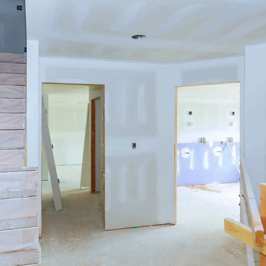 Rohbau mit neuen Gipskartonwänden und Durchgängen