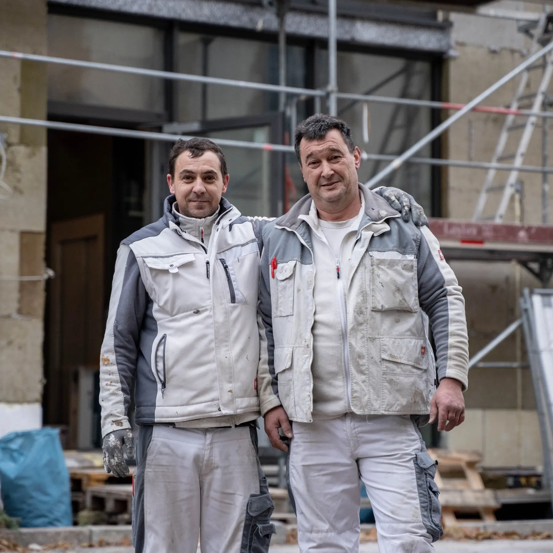 Zwei Mitarbeiter von raum.Konzept vor der Baustelle