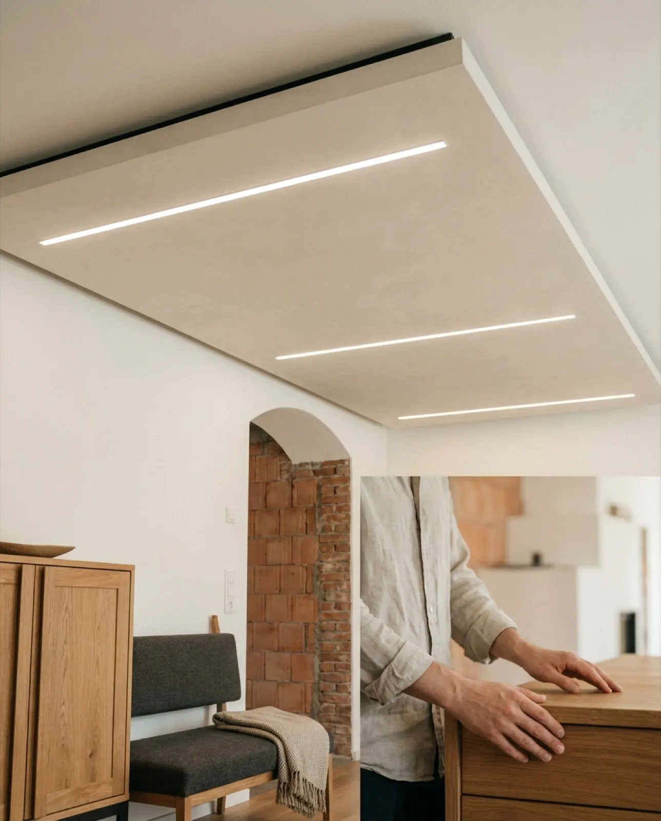 Abgehängte Decke mit linearer LED-Beleuchtung und Schattenfuge